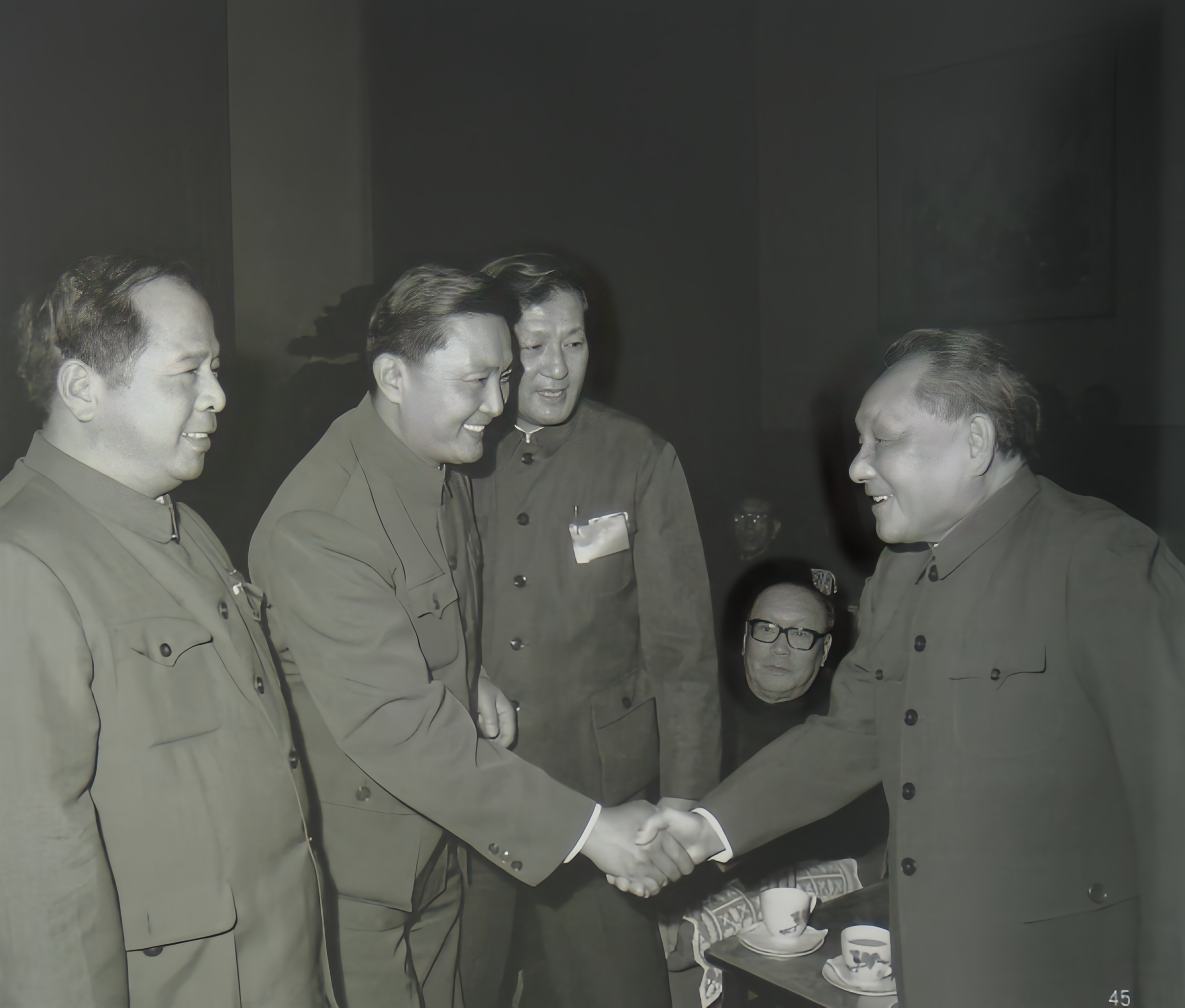 1983年邓小平出席总工会第十次全国代表大会，和新当选的总工会领导人亲切握手。邓