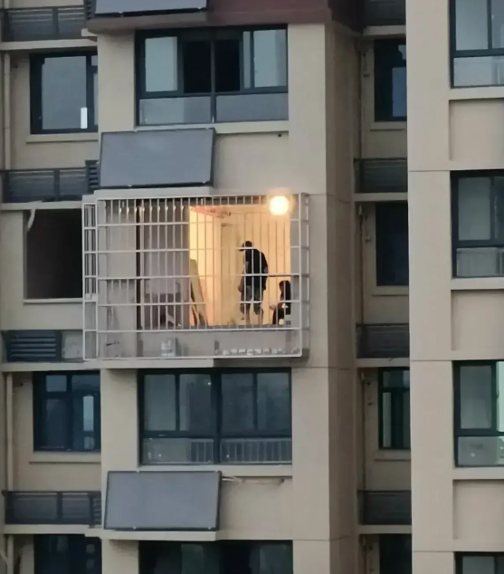 女子阳台收衣服时，发现对面17楼那户家装了防盗窗，她觉得很奇怪。17楼那么高
