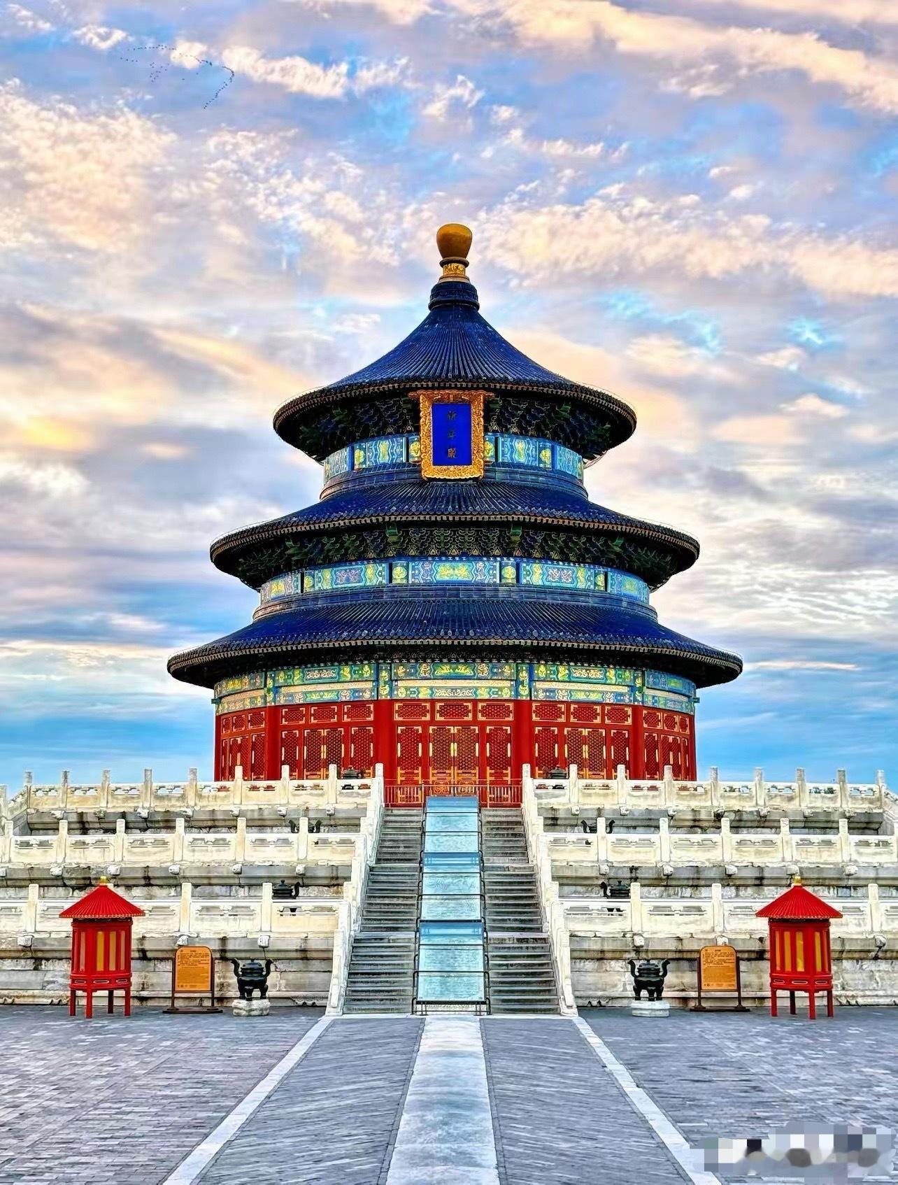 终于懂了中式美学才是顶级排面。这张天坛祈年殿的照片，最近在外网刷爆了，连见惯了摩