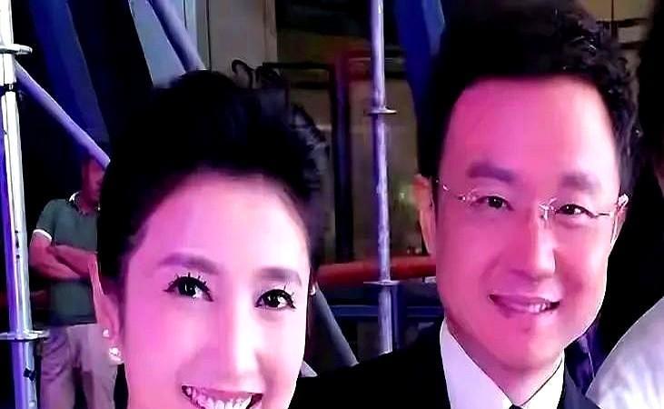 这哥们不算流量明星却自带国脸光环,主持《新闻联播》那几年,用字咬得清爽还带一点新