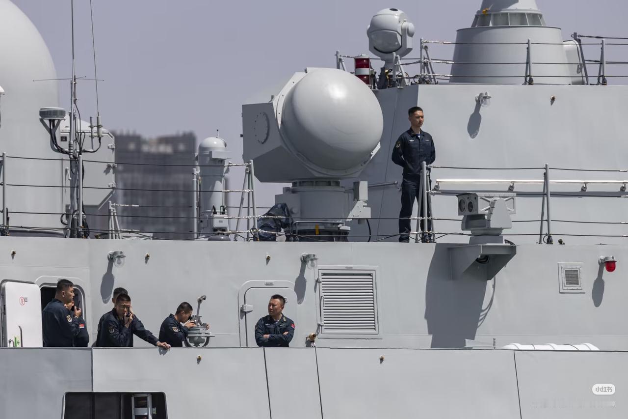 海红旗-16的两代照射雷达。红旗十六属于半主动雷达导引的中程防空导弹，照射雷达负