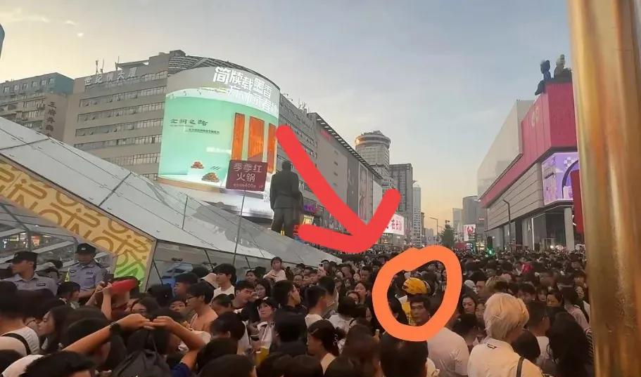 看了今天长沙步行街的人流给所有外卖小哥提了一个醒不要以为节假日能发大财，你们