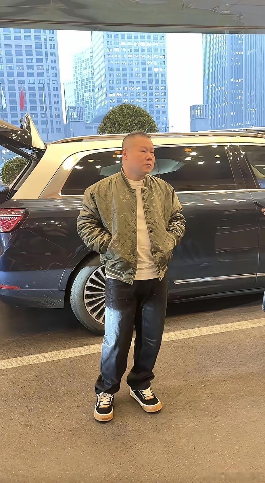 岳云鹏年入过亿，衣品提升不少，LV的夹克被曝3万，鞋子8400，可惜有明显的白