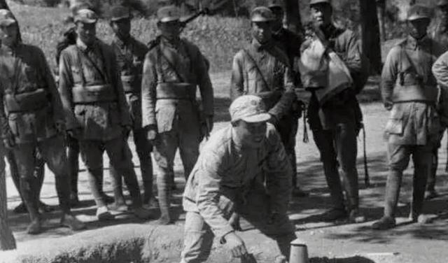 抗战中，日军头顶稻草躲过新四军哨兵潜入村中，副团长吴焜在团部无意抬眼，发现稻草在
