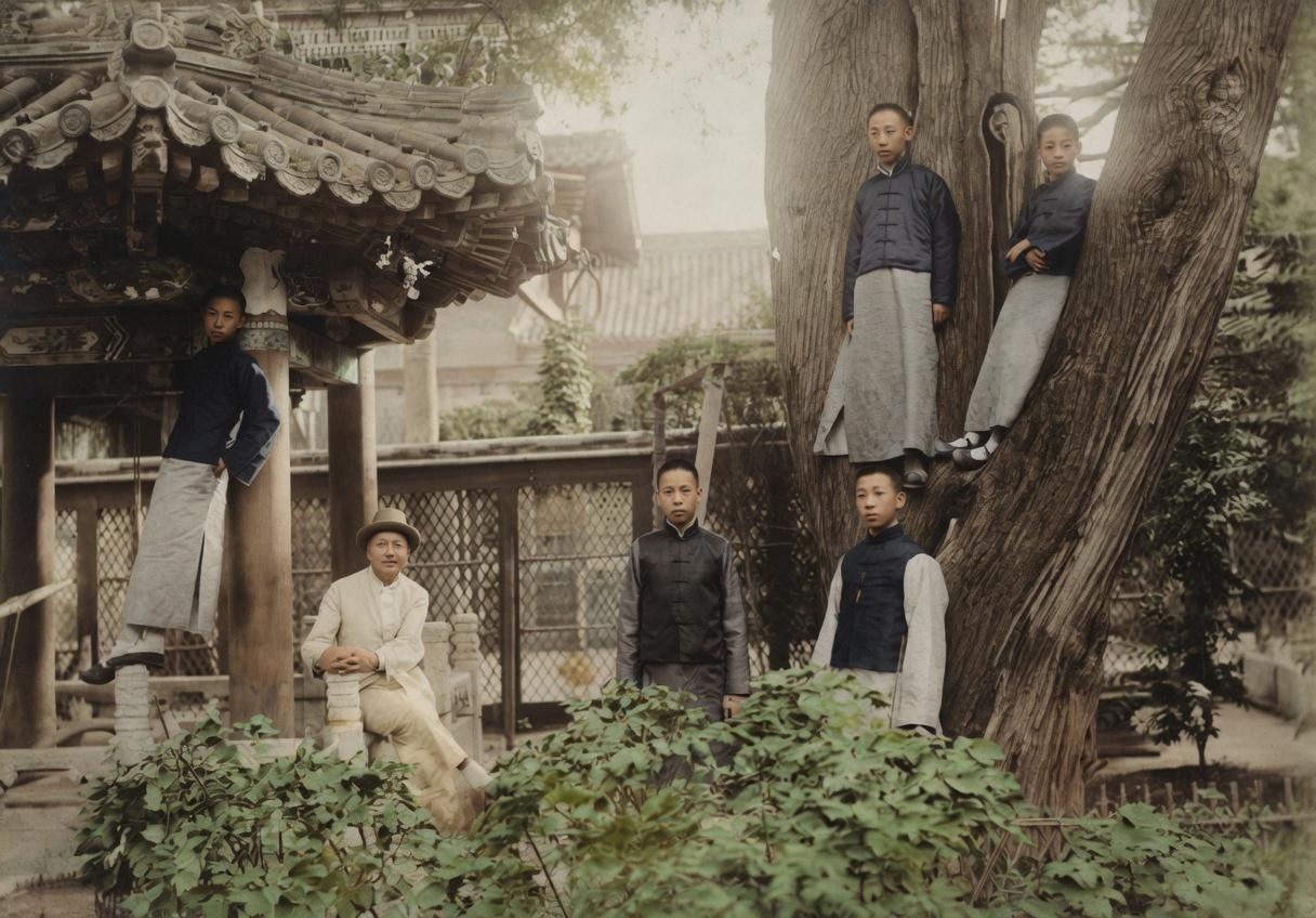 20世纪20年代初，紫禁城御花园里的溥仪和他的少年伴读们。倚着亭柱的溥仪，爬在