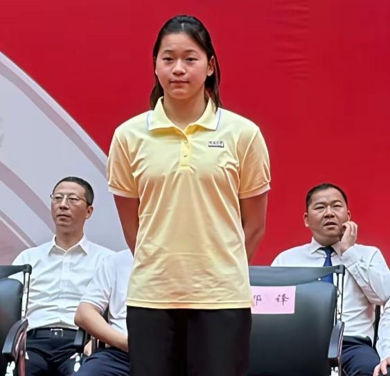 新生的全红婵怎么这么乖呢？但这肉眼可见的胖还是毁了孩子！图中全红婵的体态明显发