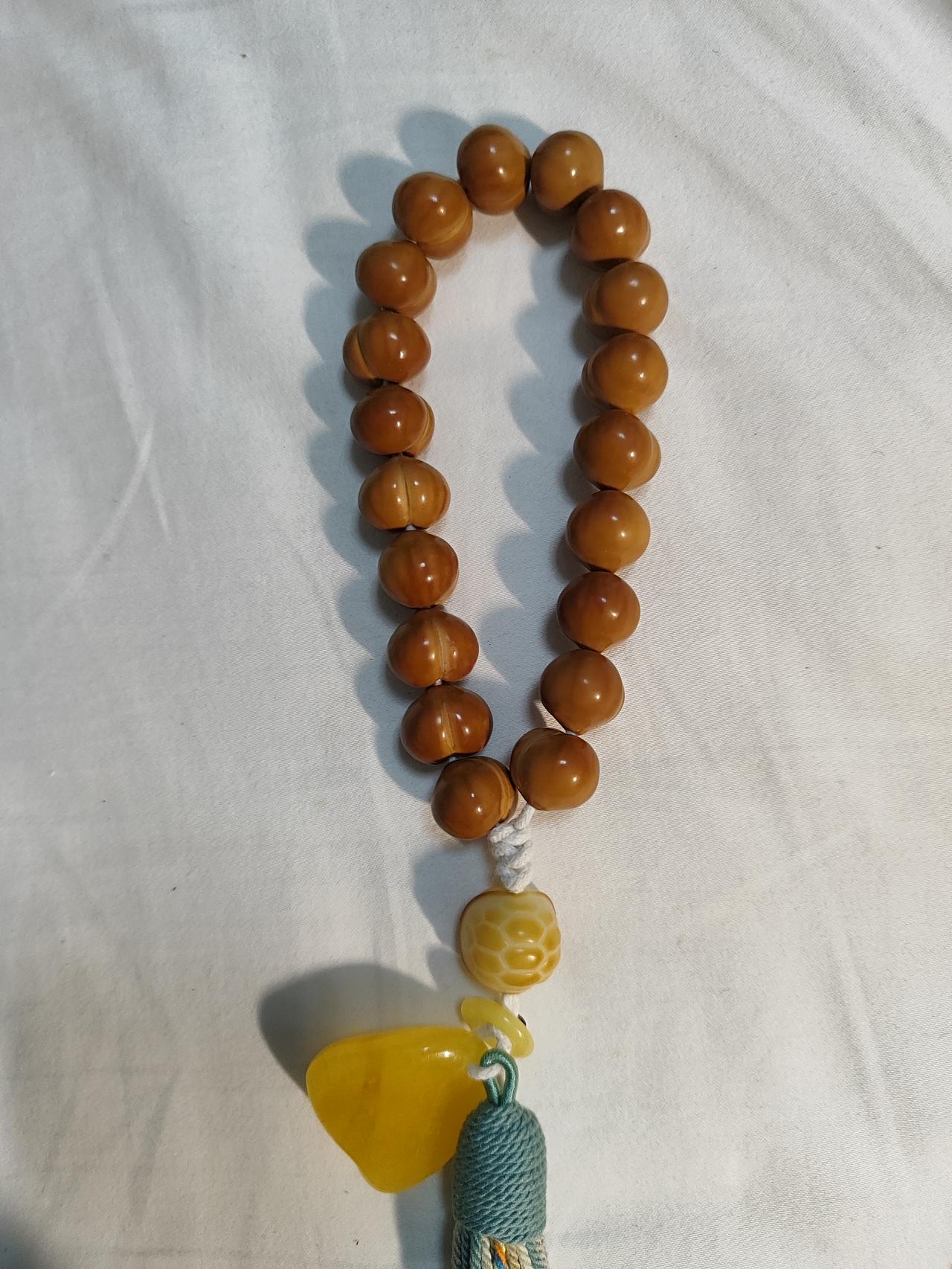 我仔细看了一分钟，女的不是我老婆，男的不是我。