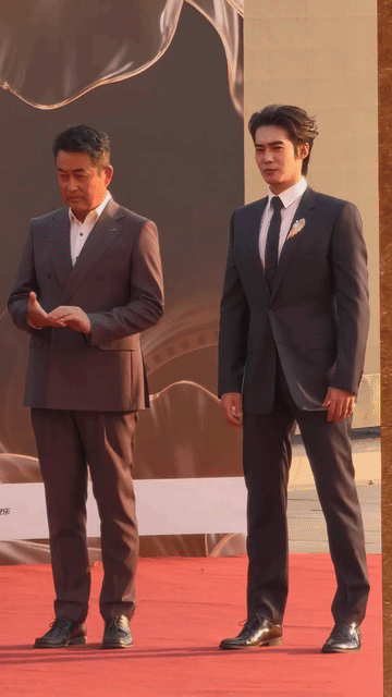 于适一身正气，刘烨一身偷感，刘烨就是一“害群之马”，把好端端的一身正气的剧组弄成