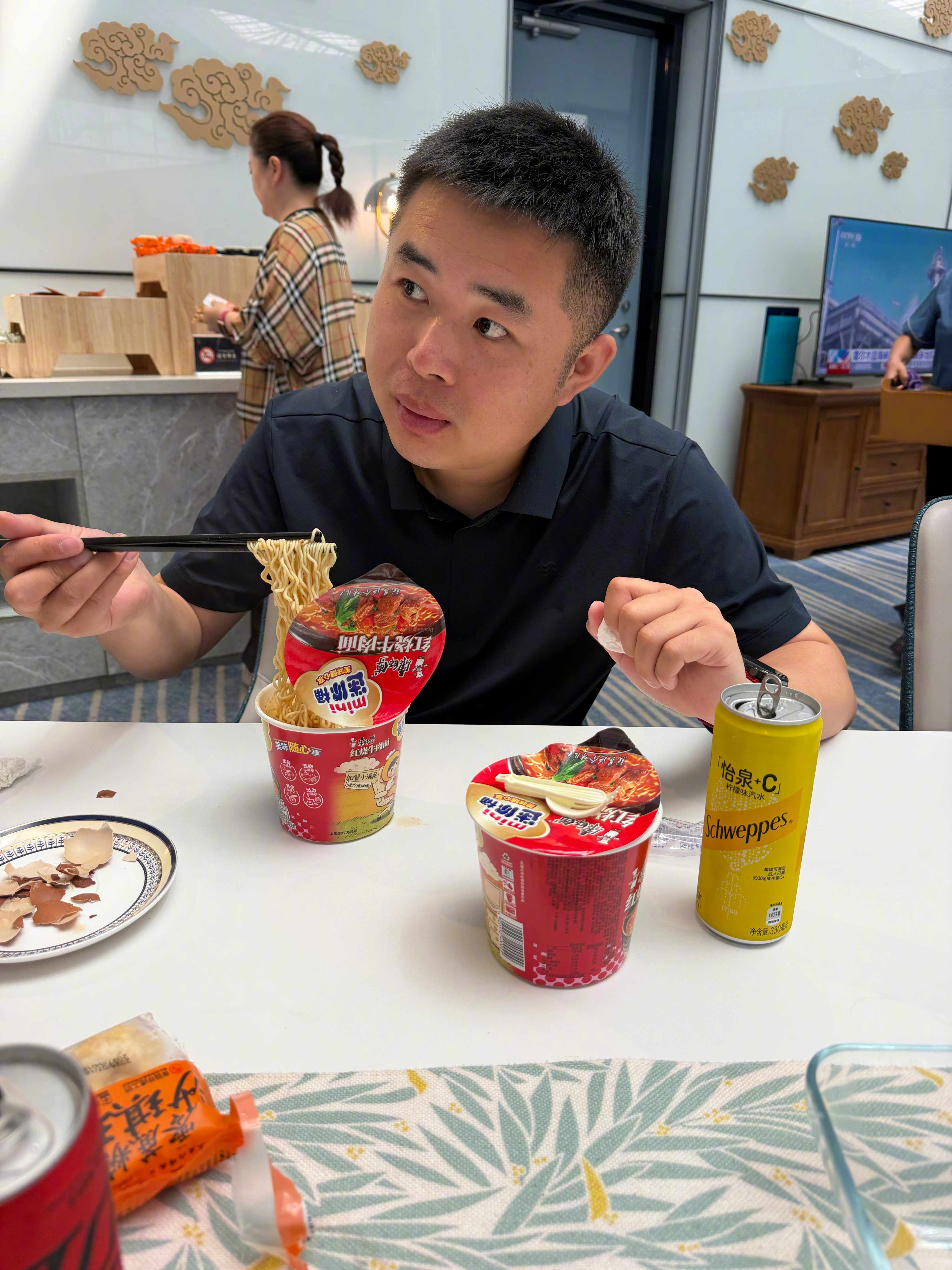 跟着尊贵的铂金卡大佬混上休息室了，某人有点过分，直接薅了两桶泡面，一罐汽水！