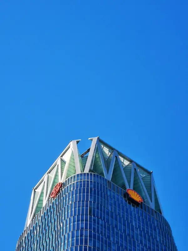 昨天在证券营业部，和一个四十多岁的中年男人擦肩而过。他穿着洗得发白的夹克，手里攥