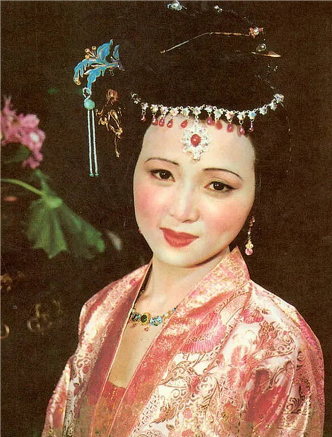 《红楼梦》里谁是最漂亮的女人?我不认为是林黛玉或者薛宝钗，最漂亮的应该是秦可卿