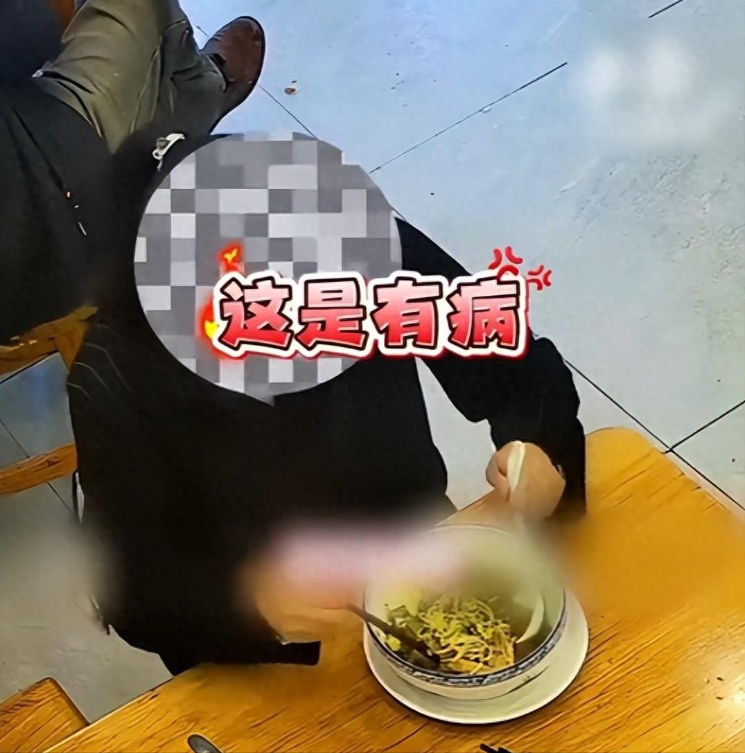 真是林子大了什么鸟都有，一碗米线全家人吃！6月15日，昆明一家开了十多年的过桥米