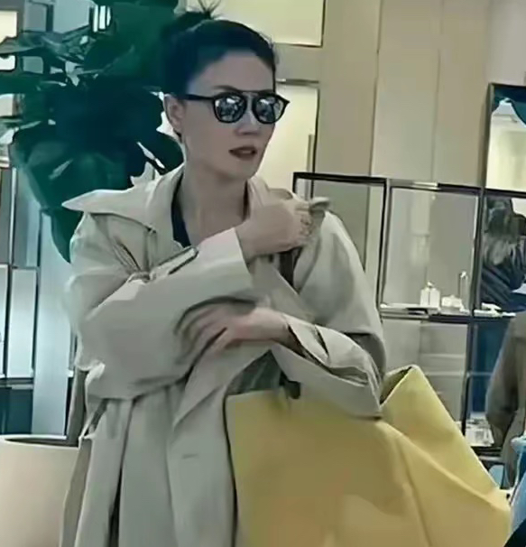 王菲在路边把5元泡面吃出了千元大餐的感觉她这气质太好了！高高瘦瘦的女人，最适