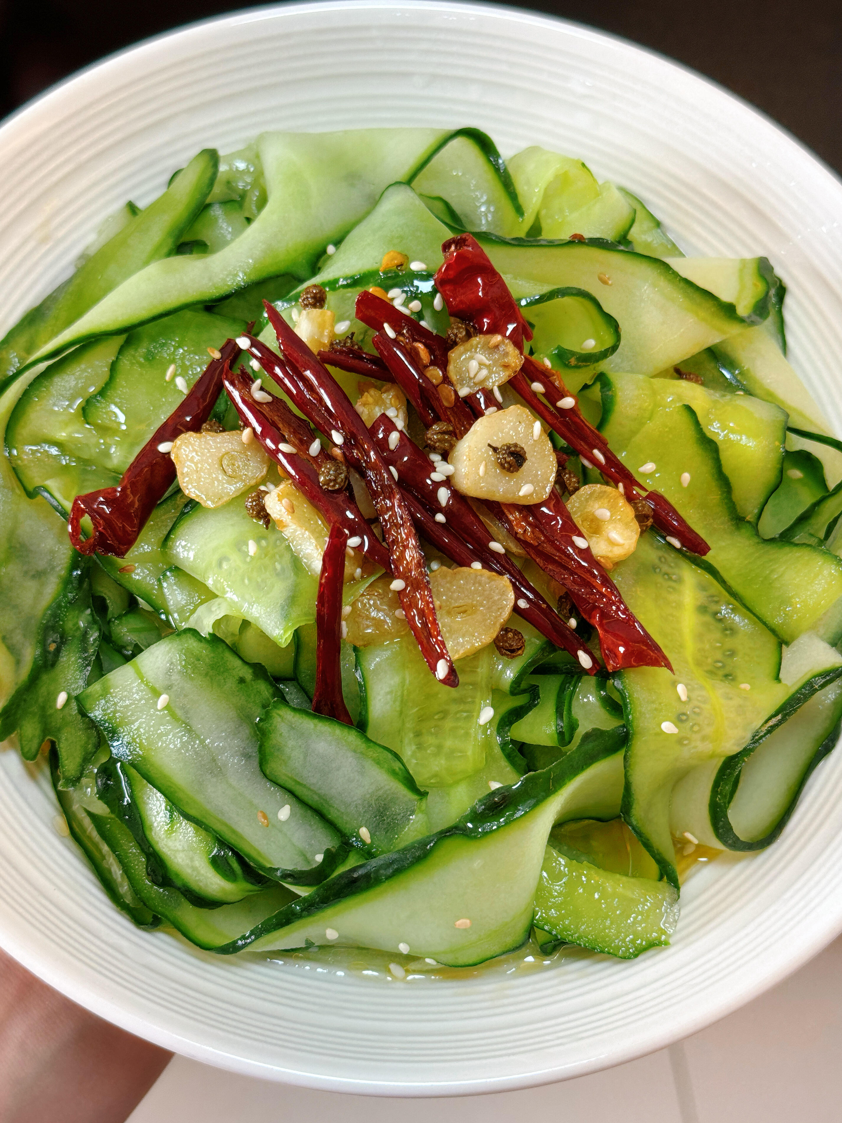 夏天封神凉拌菜🥒炝拌黄瓜爽脆开胃，吃的就是本味！家人们！夏天的快乐全是这盘