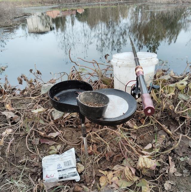 滑漂一甩，五六十米远，竿子轻得像根竹签，线一拉，鱼在水里跑得再欢也逃不掉。以前