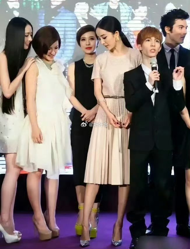 好像杨幂从没穿过防水台高跟鞋小时代这一幕挺有意思的