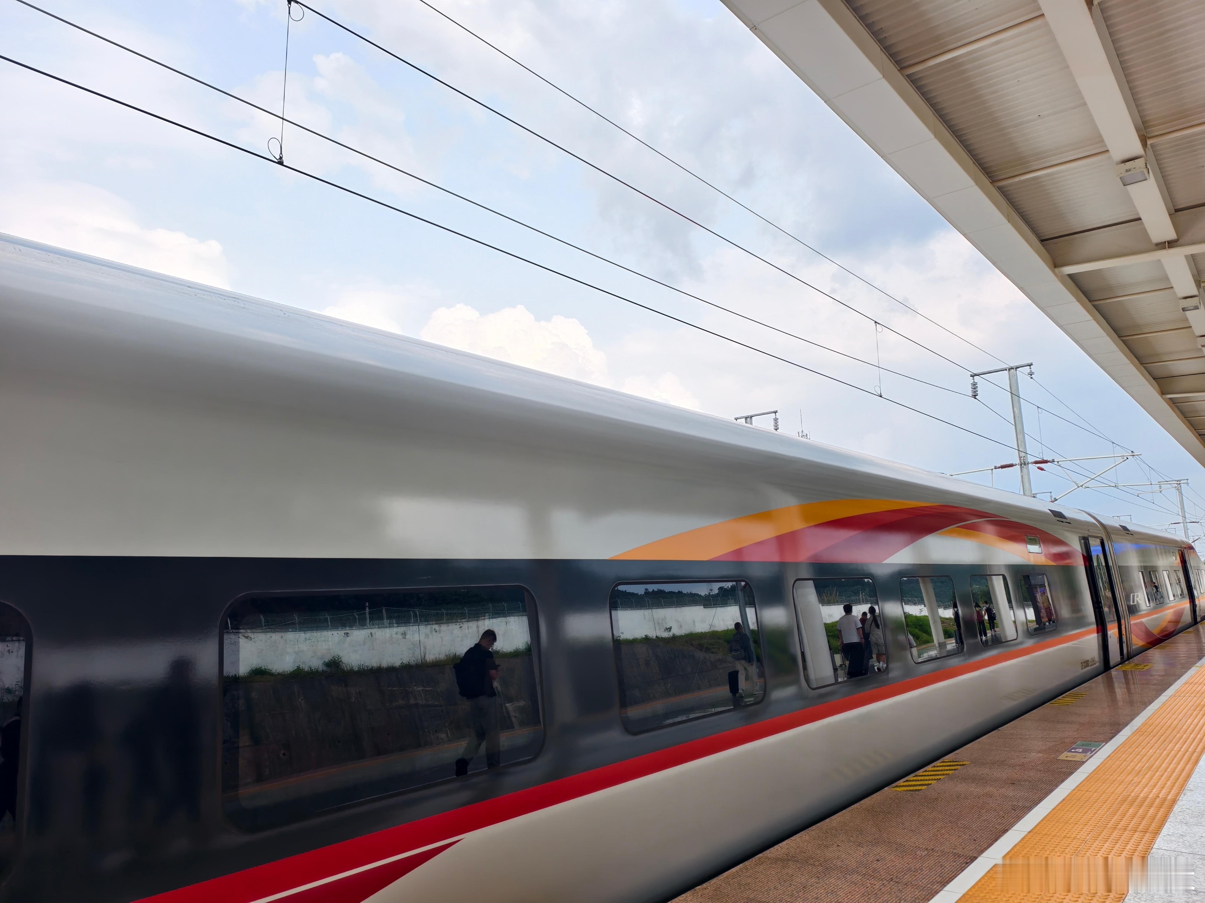 坐着高铁到赣州上个月坐高铁路过定南南站，觉得站名很可爱，像女孩子的名字。这个月有