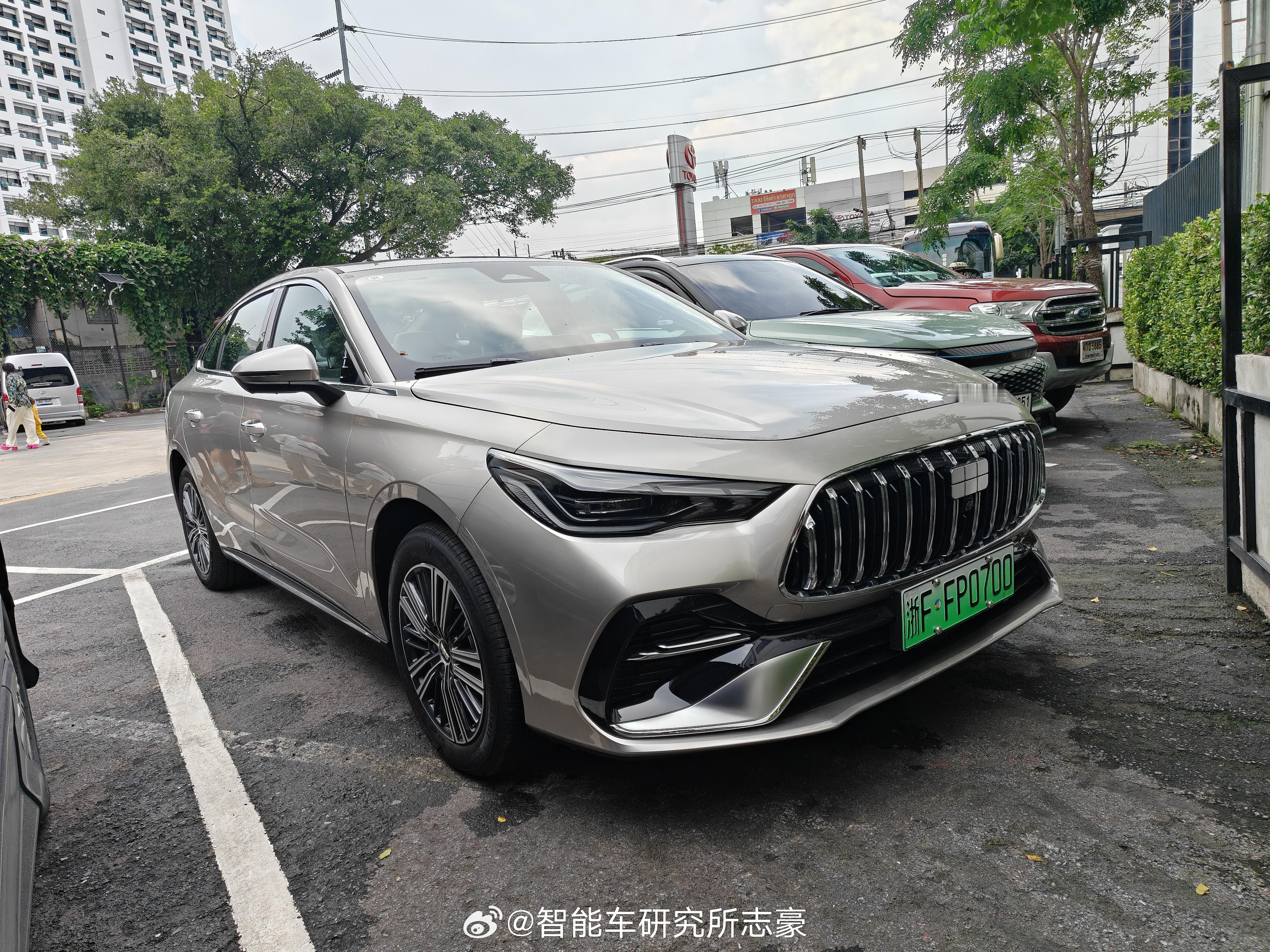 泰国街头偶遇星耀6，查了下它预售才卖8w级别，这跟当地遍地跑的车明显不在一个涂层