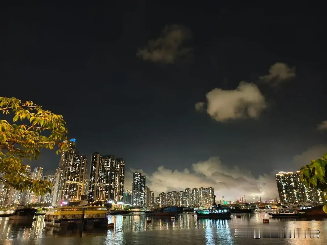 朋友问我：你做自媒体一个月了，挣不少吧？我说：不到100块。朋友沉默了一下，