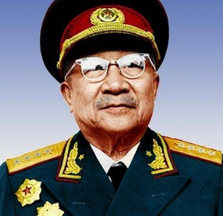 张云逸家突然闯进一伙人,将军大怒:想让我往<em>少奇</em>、小平<em>同志</em>身上泼脏水,真是走错了门