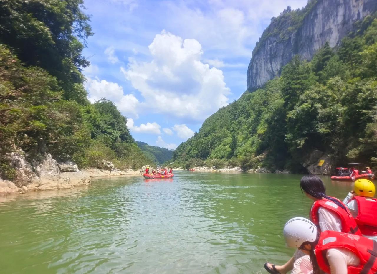 说句实话，贵州省贵定县的洛北河漂流我去过一次，确实看见了很多衣着清凉、身材很好的