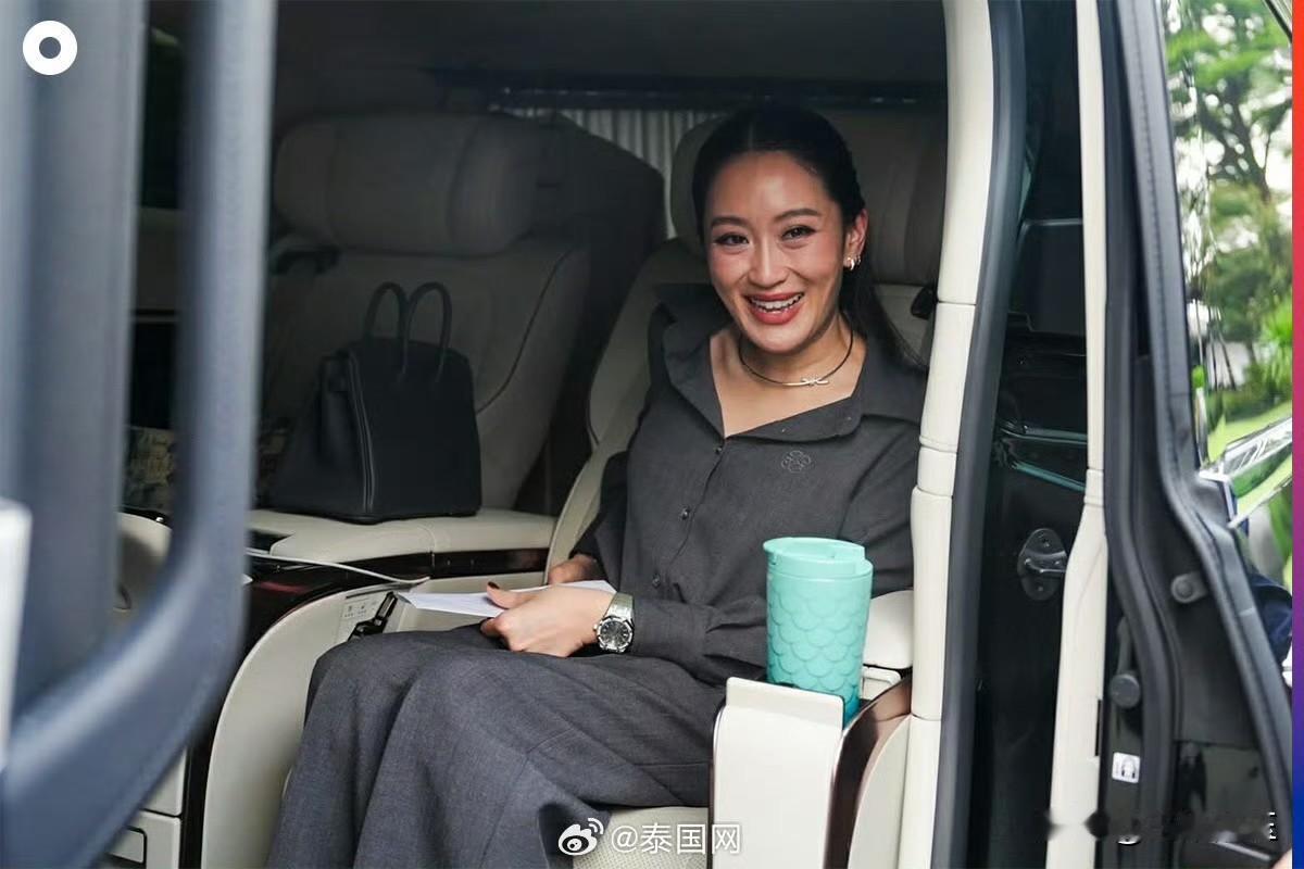 2月26日，泰国前总理佩通坦前往曼谷空巴蓬中央监狱探视其父、前总理他信。这是他信