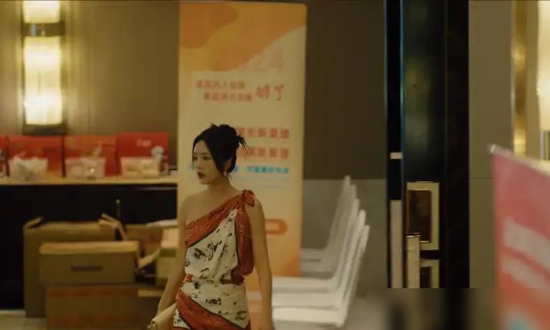 巴掌大的一块真丝方巾，死死勒在腰间直接当短裙穿。我盯着屏幕倒吸一口凉气，手心里全