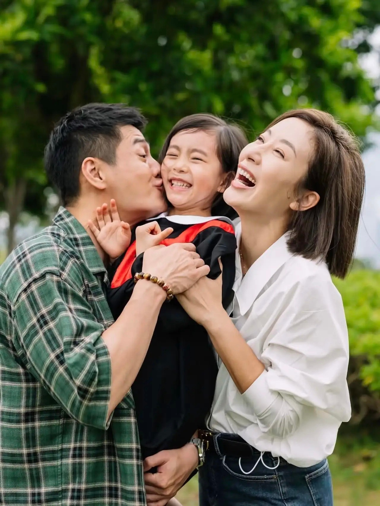 杨怡和罗仲谦夫妇为6岁女儿庆祝幼儿园毕业，一家四口在草坪上拍摄合照，看起来好幸福