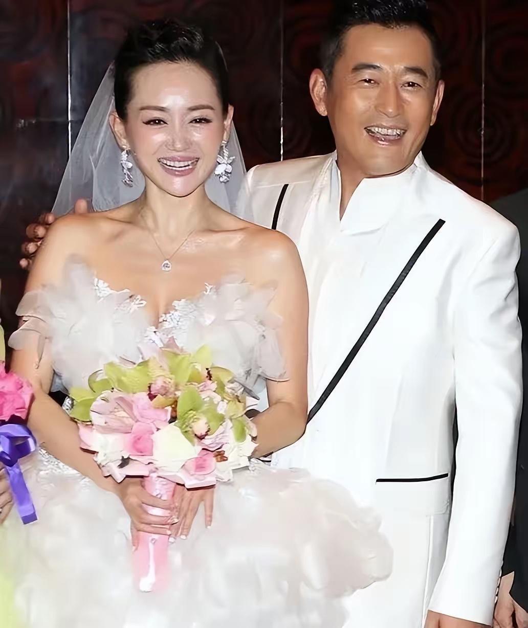 那年，王志飞爱上了小16岁的张歆艺，便狠心向妻子提出离婚。纵使妻子苦苦挽留，他依