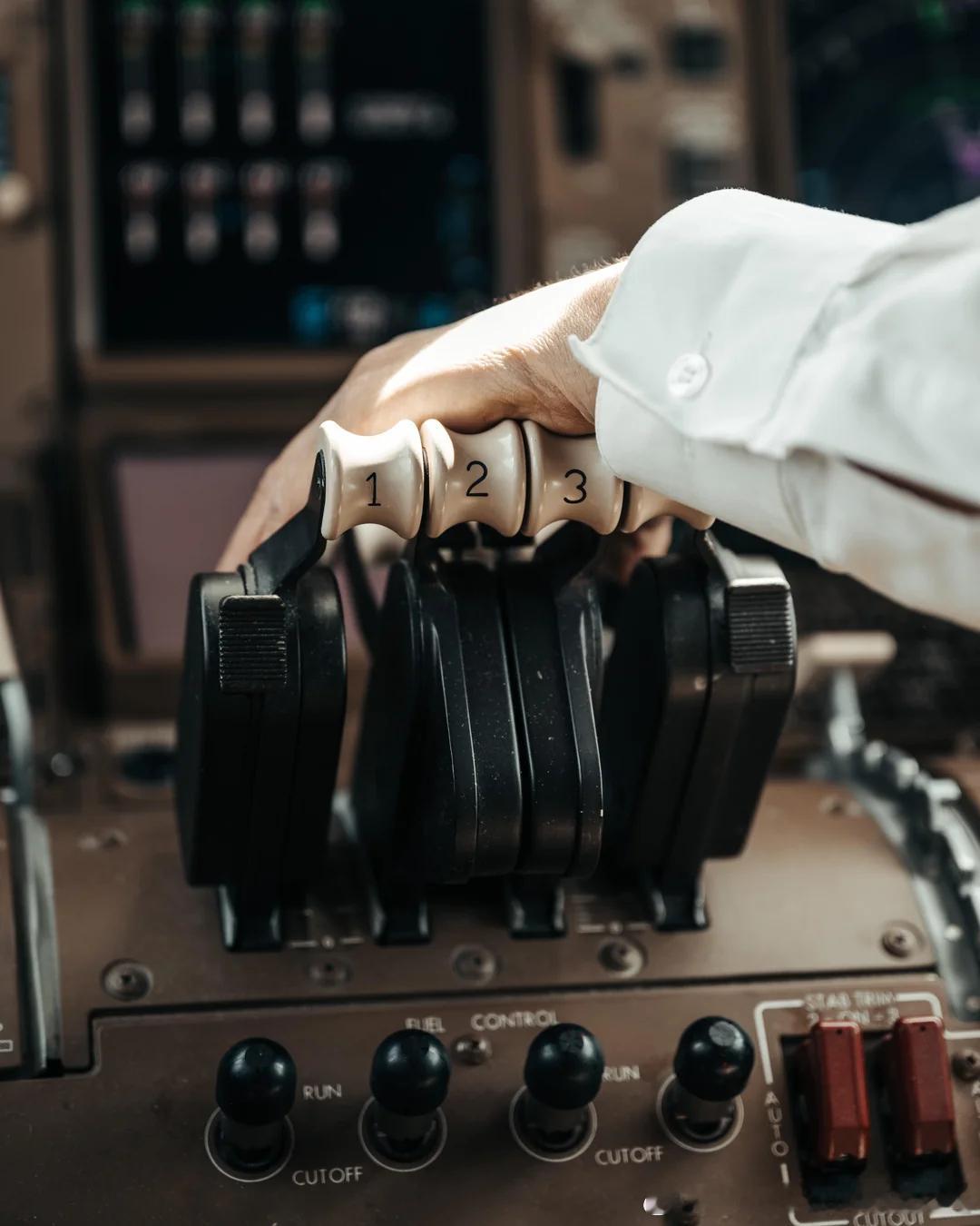 波音747-8的发动机油门杆。航空创作计划波音747-8是一款四引擎飞机，因此