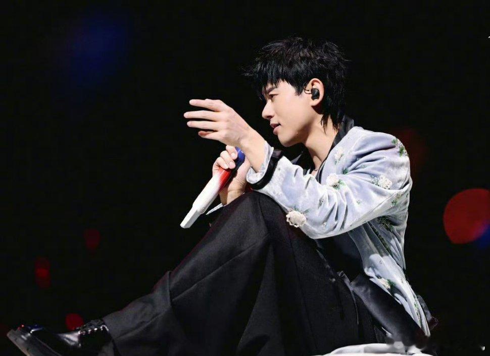 张杰马年央视春晚首次联排张杰春晚常青树张杰再赴马年春晚联排！两日紧凑行程+十年旧