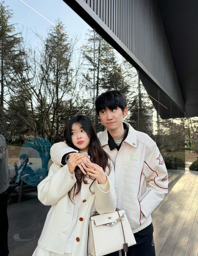 这才是LPL真正没人的原因？主播收入碾压选手：电竞职业体系正在被直播行业“挖墙脚