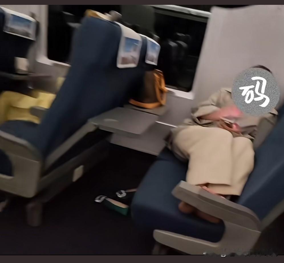 小仙女高铁🚄座位上脱鞋视频中男子说小仙女可以把鞋穿上嘛？一开始男子的座位就
