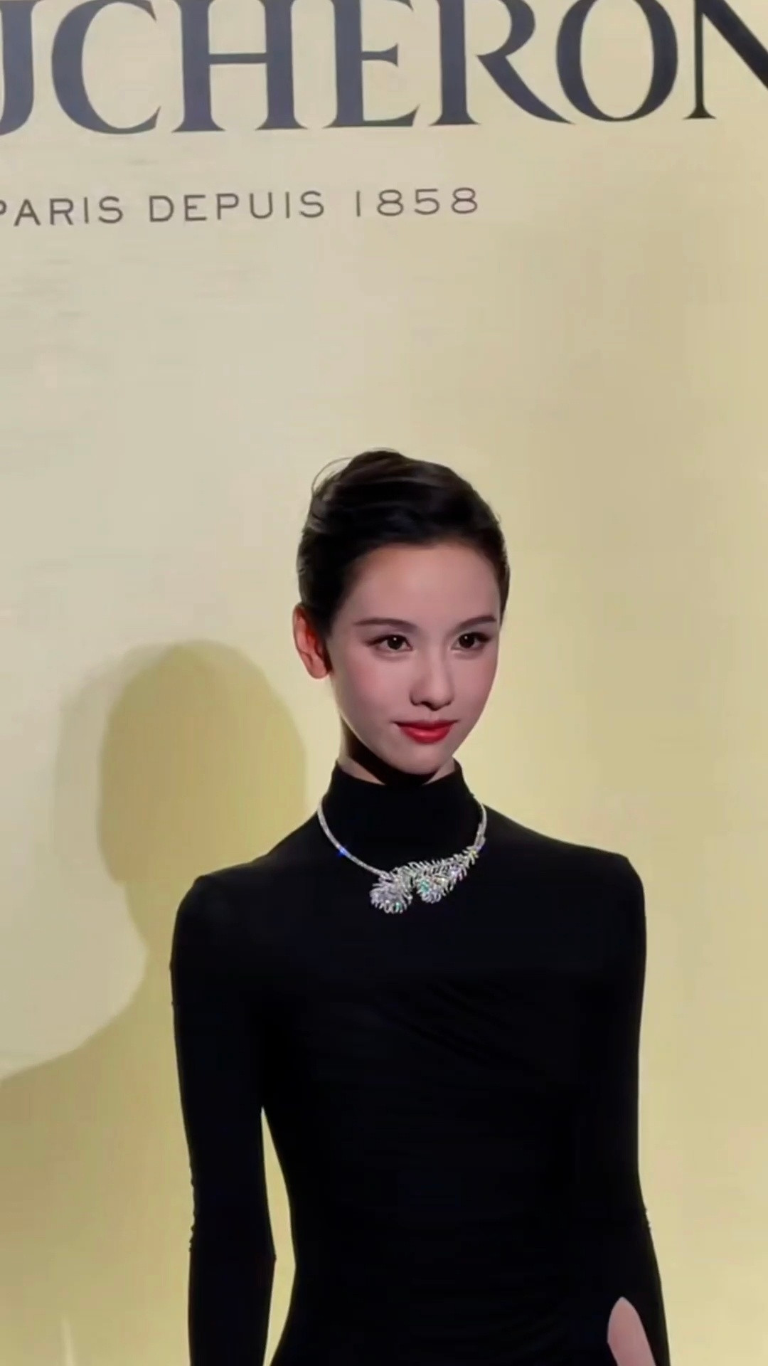 我天今晚的嘟嘟完全妈咪级别🥵🥵这身段…这气质…这美貌…陈都灵大光明盘发造型