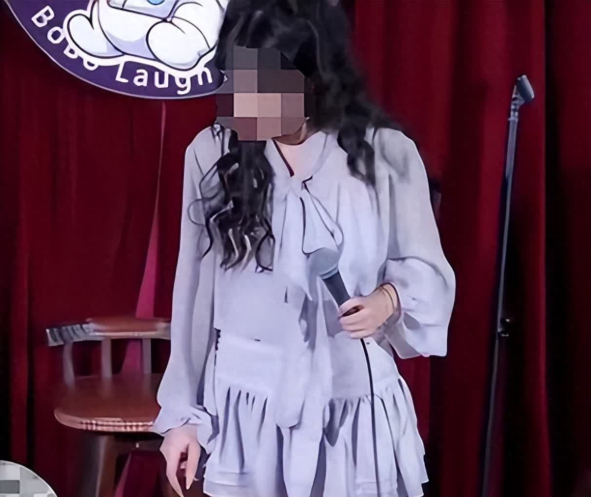 这简直是“光天化日之下抢银行——目无法纪”！23岁男子在脱口秀剧场当众猥