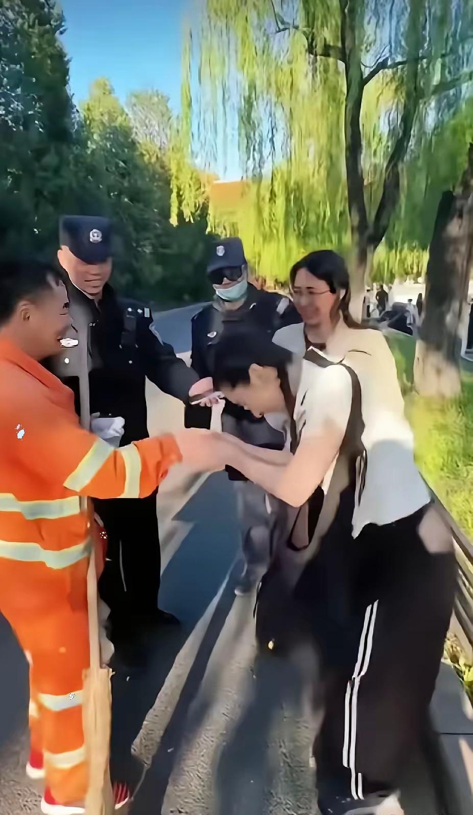 一个美国姑娘在北京街头，盯着环卫大叔看了半天，突然捂着脸哭了出来。周围人都愣了。