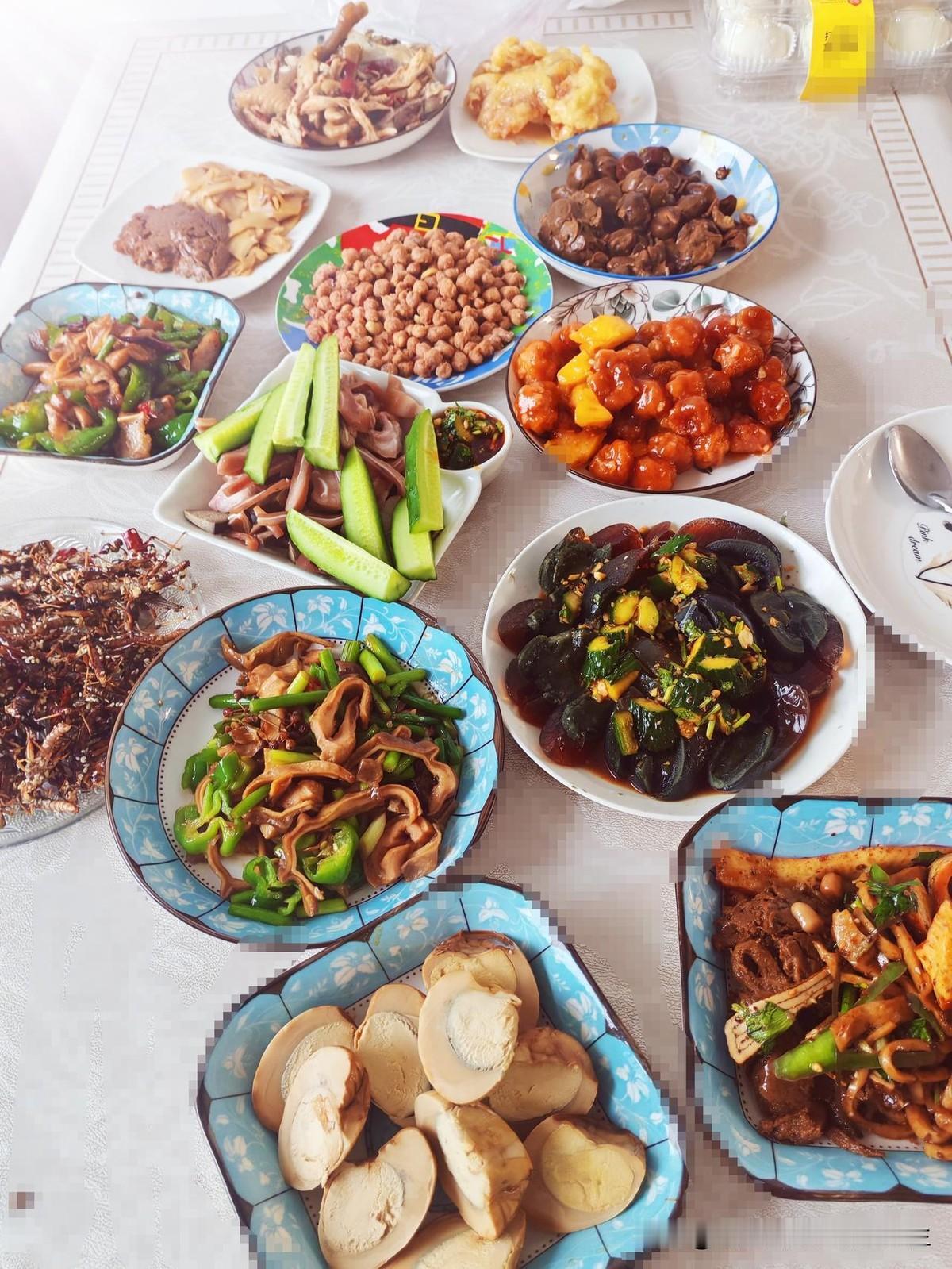 中秋聚餐，姐姐说，去饭店吧，省事。可在家吃饭省下的钱，总得有人用力气补上。1