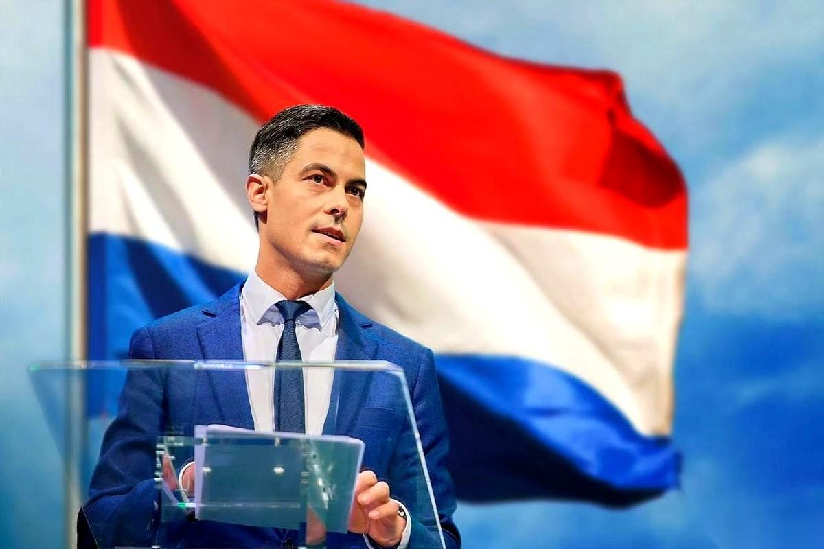 荷兰新首相罗布·杰滕上任第一天，连王宫正门都没进去。他和他的内阁成员们，西装革