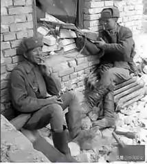 1943年，苏北伪军排长谷德培，搜剿时撞见困于厕所的新四军，抬手朝天连开三枪。