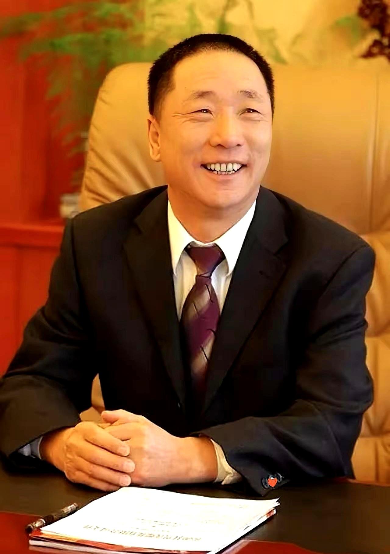 他到底赚了多少？百个亿这几个字一摆出来，谁看了都得愣一下。可更扎眼的不是钱，