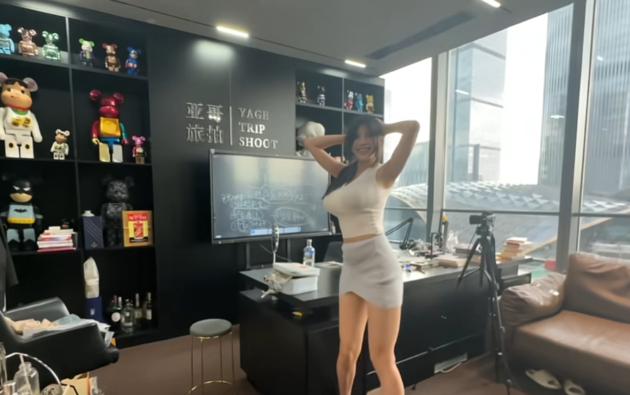 新来的同事好像有点太社牛