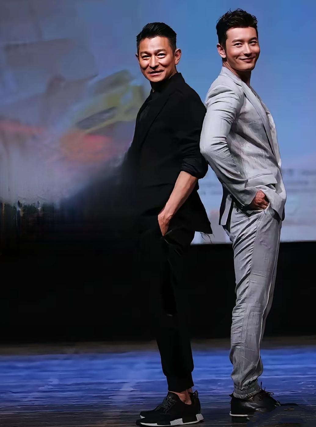 刘德华和黄晓明背靠背合影，两人都好帅，虽然刘德华比黄晓明大17岁，但是一点也看不
