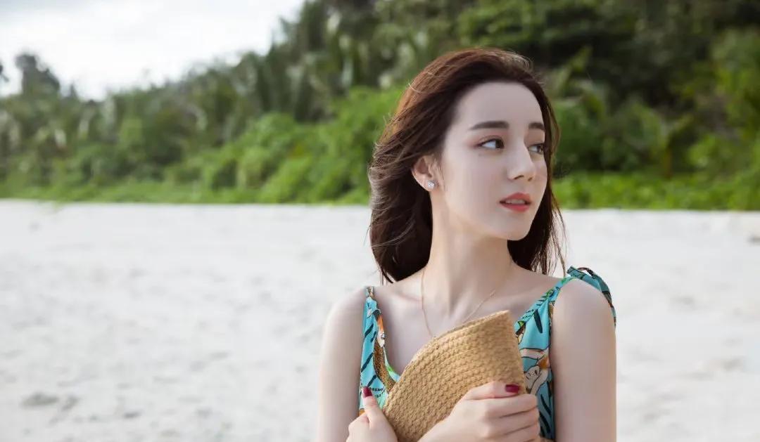 迪丽热巴在塞舌尔的海岛大片太绝了！阳光吻过的小麦色肌肤配上海风扬起的裙摆，每帧都
