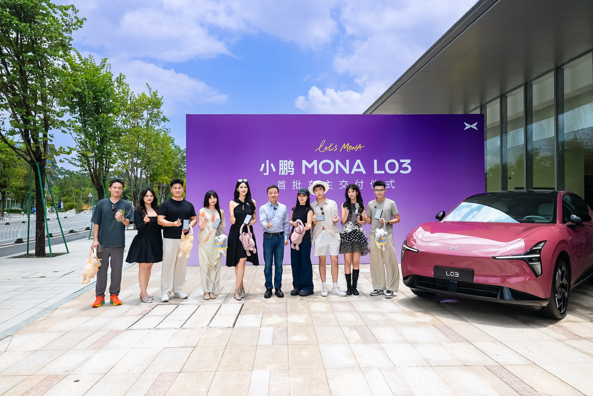 小鹏MONA L03开启首批交付: 何小鹏亲手交车, 8月全面提速