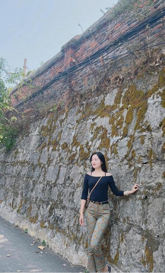 元代伊士珍《琅嬛记》说：“张华游于洞宫，遇一人引至一处，别是天地，每室各有奇书。