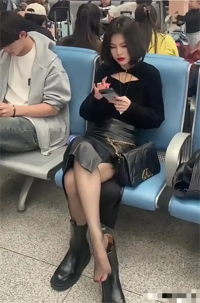 候车室里，最好还是穿上吧。