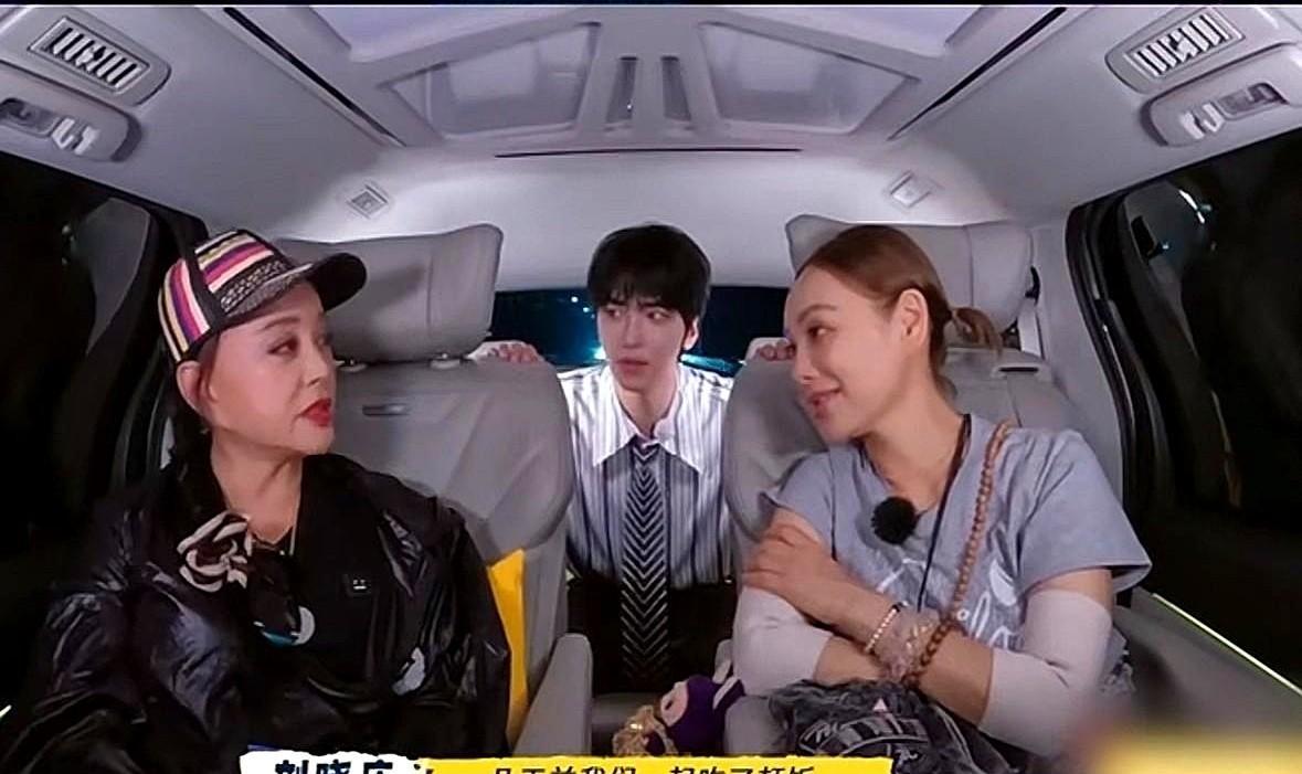 刘晓庆一句话，捅破了娱乐圈最厚的窗户纸。记者问她怎么看如今满屏的“弟弟”。她