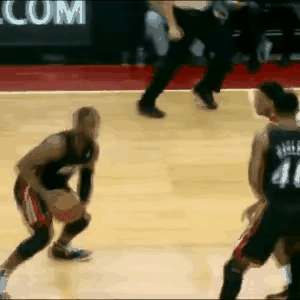 闪电侠韦德。历史盖帽最多的后卫。纵观NBA历史，分卫上也是仅次于乔丹、科比的