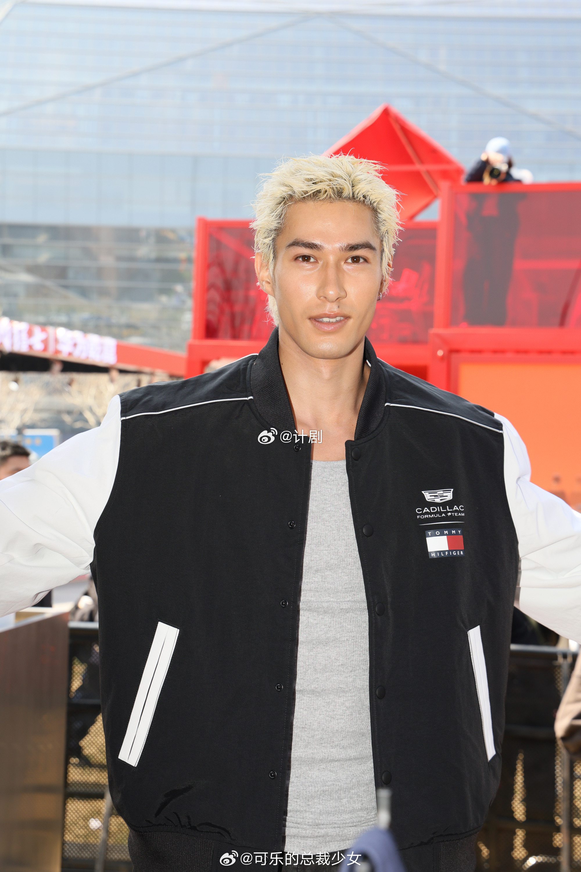 导演快给米卡递赛车手剧本看他穿赛车服的样子已经能想象出他在赛道上飞驰的画面了，