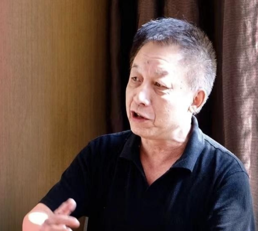 有一次，已经调职到厦门大学的易中天，回武汉去看望已退休的原武汉大学校长刘道玉，半路上碰到以前的系领导